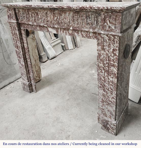 Cheminée de style Louis XVI décorée de cannelure dans un marbre rosé-5
