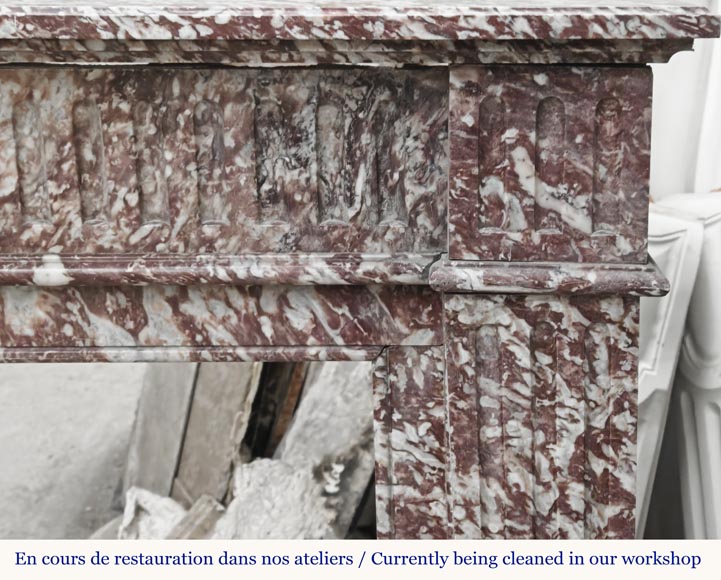 Cheminée de style Louis XVI décorée de cannelure dans un marbre rosé-6