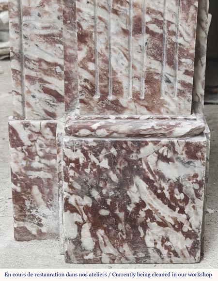 Cheminée de style Louis XVI décorée de cannelure dans un marbre rosé-7