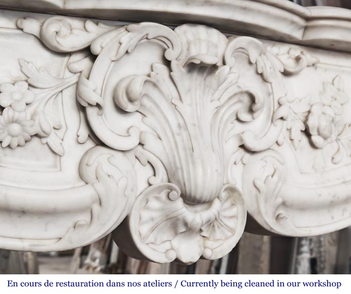Cheminée de style Louis XV très sculptée en marbre de Carrare-2