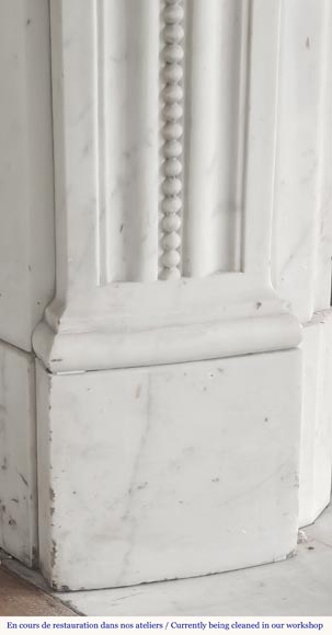Cheminée galbée de style Louis XVI à décor de perlé, en marbre demi statuaire Cheminée galbée de style Louis XVI à décor de perlé, en marbre demi statuaire-7