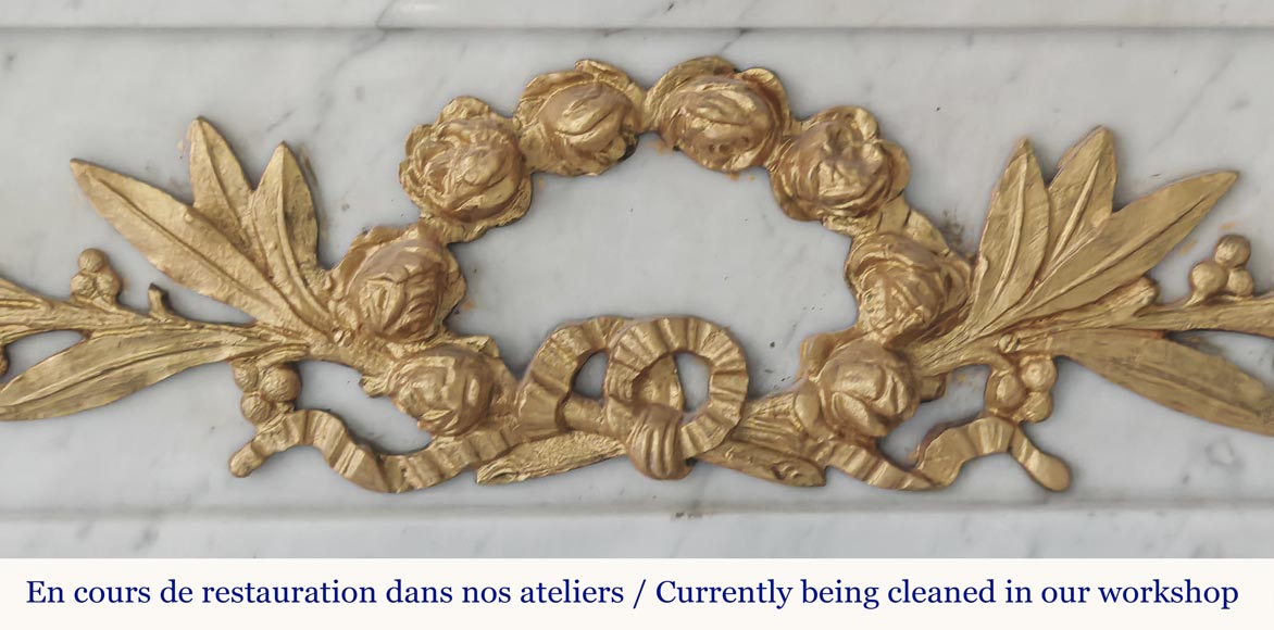 Cheminée de style Louis XVI à demi colonnes et décors de bronze, en marbre de Carrare Cheminée de style Louis XVI à demi colonnes et décors de bronze, en marbre de Carrare-2