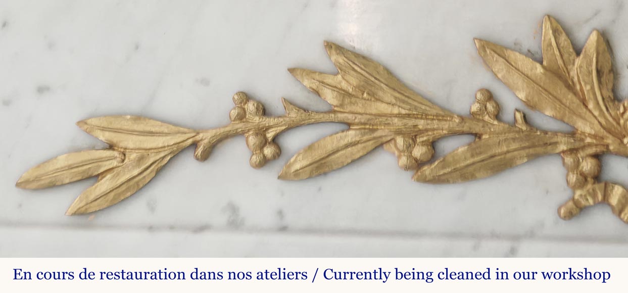 Cheminée de style Louis XVI à demi colonnes et décors de bronze, en marbre de Carrare Cheminée de style Louis XVI à demi colonnes et décors de bronze, en marbre de Carrare-3