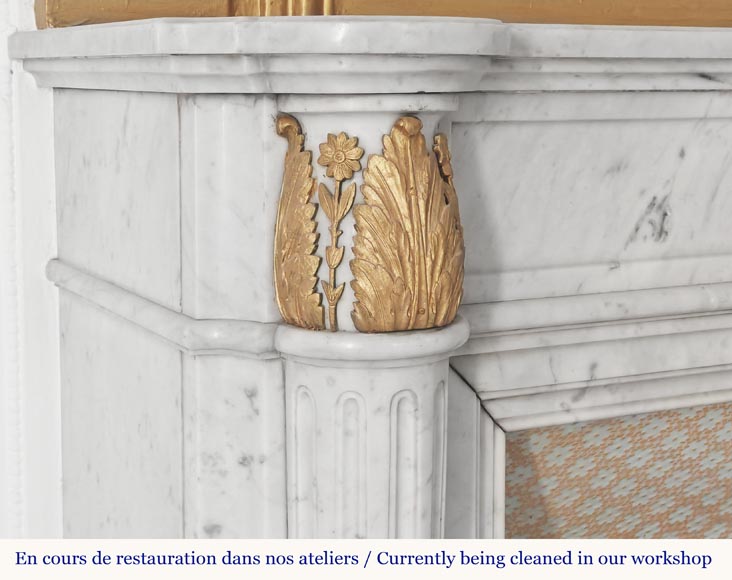 Cheminée de style Louis XVI à demi colonnes et décors de bronze, en marbre de Carrare Cheminée de style Louis XVI à demi colonnes et décors de bronze, en marbre de Carrare-5