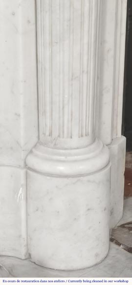 Cheminée de style Louis XVI à demi colonnes et décors de bronze, en marbre de Carrare Cheminée de style Louis XVI à demi colonnes et décors de bronze, en marbre de Carrare-7