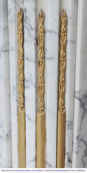 Cheminée de style Louis XVI en marbre Arabescato, à décor de bronze-4