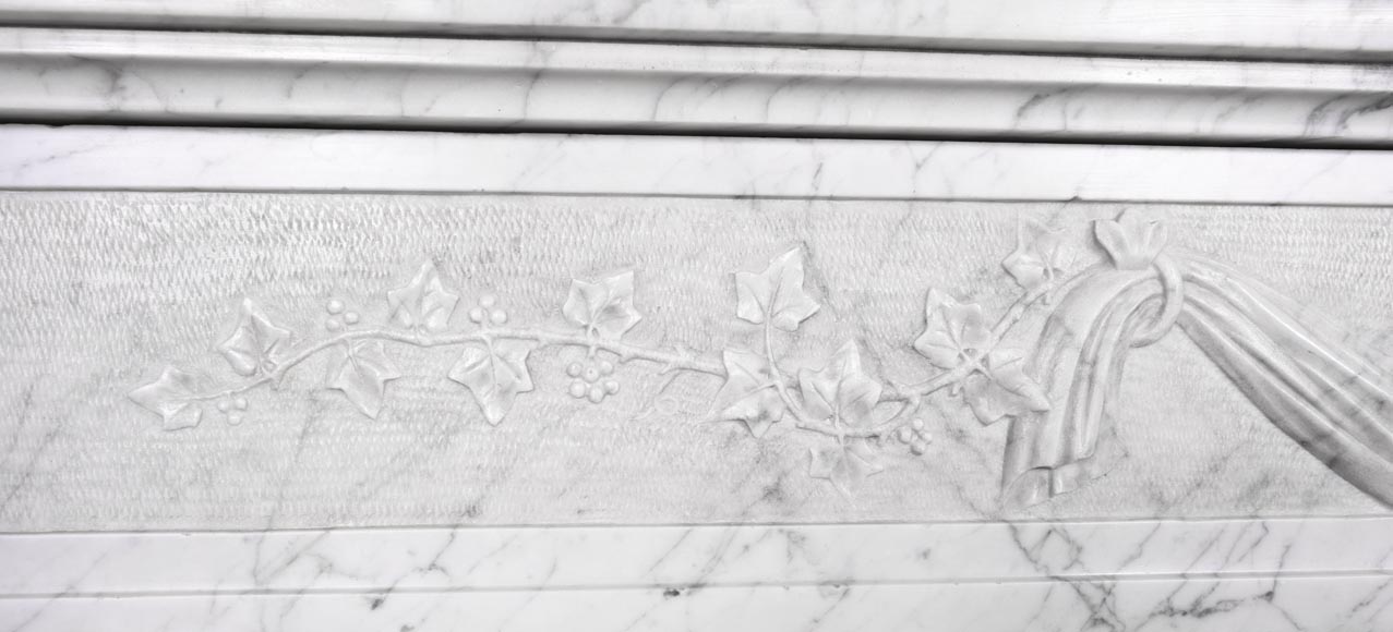 Cheminée d'époque Louis XVI à décor de fruits sculptés, en marbre de Carrare veiné-3