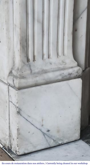 Cheminée de style Louis XVI en marbre demi statuaire, décorée d'une fleur de tournesol Cheminée de style Louis XVI en marbre demi statuaire, décorée d'une fleur de tournesol-4