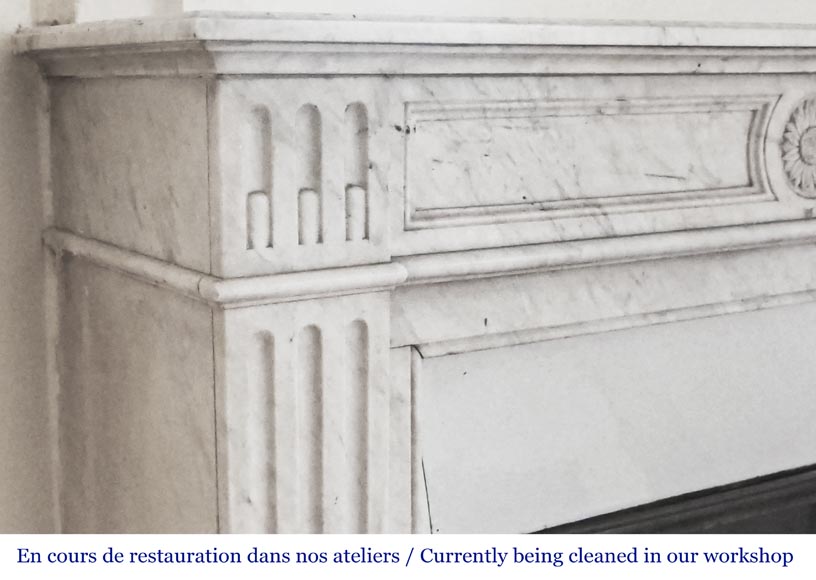 Cheminée de style Louis XVI ornée d'un tournesol, en marbre de Carrare Cheminée de style Louis XVI ornée d'un tournesol, en marbre de Carrare-3