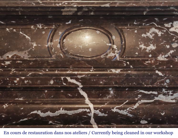 Cheminée de style Louis XIV à acrotère, en marbre Rouge du Nord Cheminée de style Louis XIV à acrotère, en marbre Rouge du Nord-1