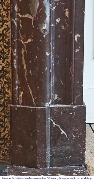 Cheminée de style Louis XIV à acrotère, en marbre Rouge du Nord Cheminée de style Louis XIV à acrotère, en marbre Rouge du Nord-7