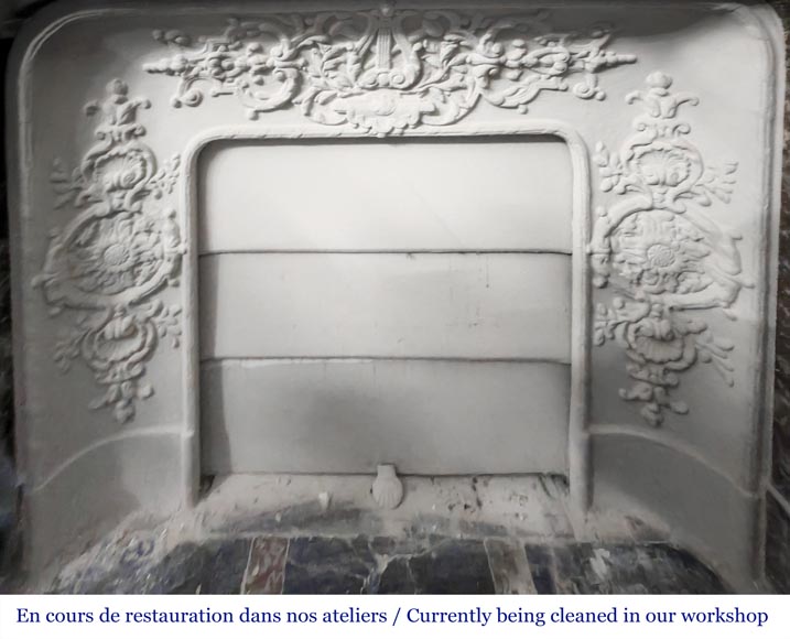 Cheminée de style Louis XIV à boudin, en marbre Rouge Royal-9