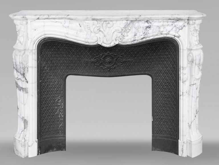 Cheminée de style Louis XV en marbre Arabescato, décorée d'une palmette asymétrique-0