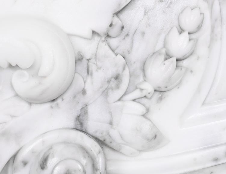 Cheminée de style Louis XV en marbre Arabescato, décorée d'une palmette asymétrique-3