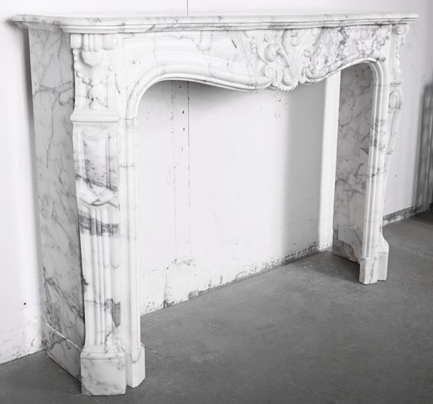 Cheminée de style Louis XV en marbre Arabescato, décorée d'une palmette asymétrique-5