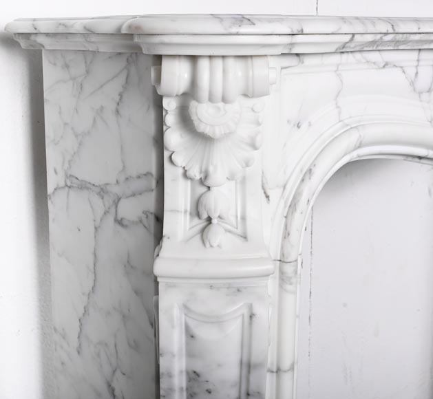 Cheminée de style Louis XV en marbre Arabescato, décorée d'une palmette asymétrique-6