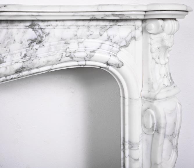 Cheminée de style Louis XV en marbre Arabescato, décorée d'une palmette asymétrique-10