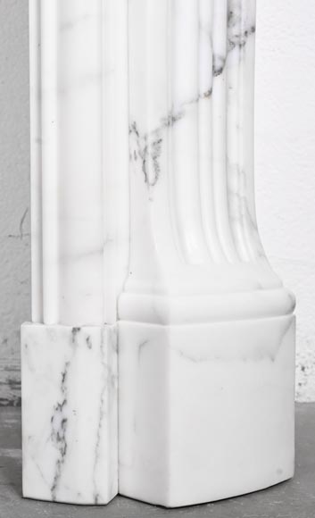 Cheminée de style Louis XV en marbre Arabescato, décorée d'une palmette asymétrique-11