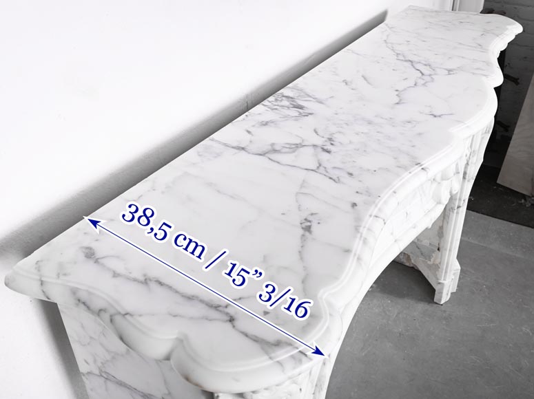 Cheminée de style Louis XV en marbre Arabescato, décorée d'une palmette asymétrique-12