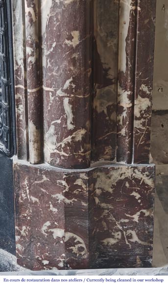 Cheminée de style Louis XVI à acrotère en marbre Rouge du Nord-7