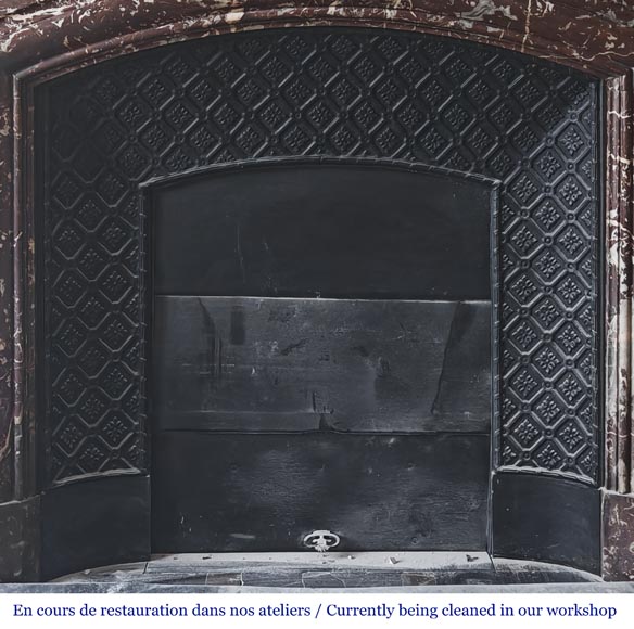 Cheminée de style Louis XVI à acrotère en marbre Rouge du Nord-8