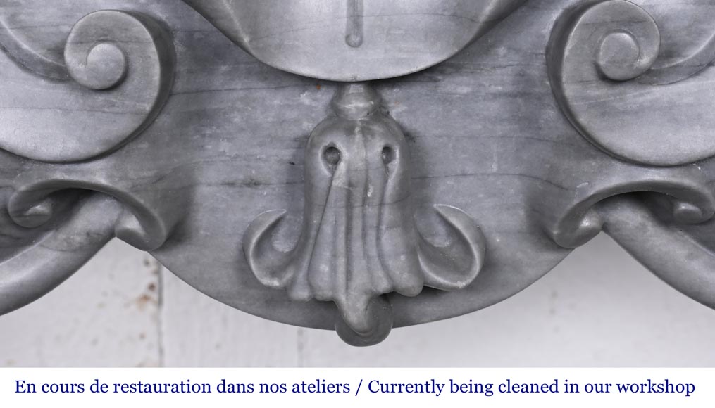 Petite cheminée de style Louis XV décorée d'une coquille, en marbre bleu Turquin-3