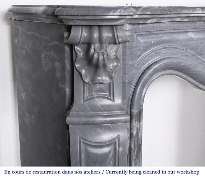 Petite cheminée de style Louis XV décorée d'une coquille, en marbre bleu Turquin-5