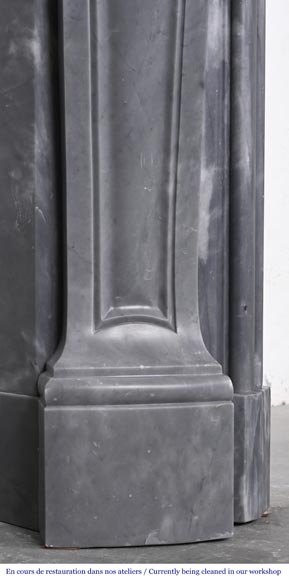 Petite cheminée de style Louis XV décorée d'une coquille, en marbre bleu Turquin-7