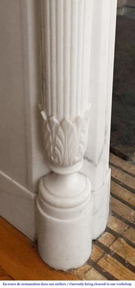 Cheminée de style Louis XVI à demi colonne et guirlande de fleur, en marbre demi statuaire-4