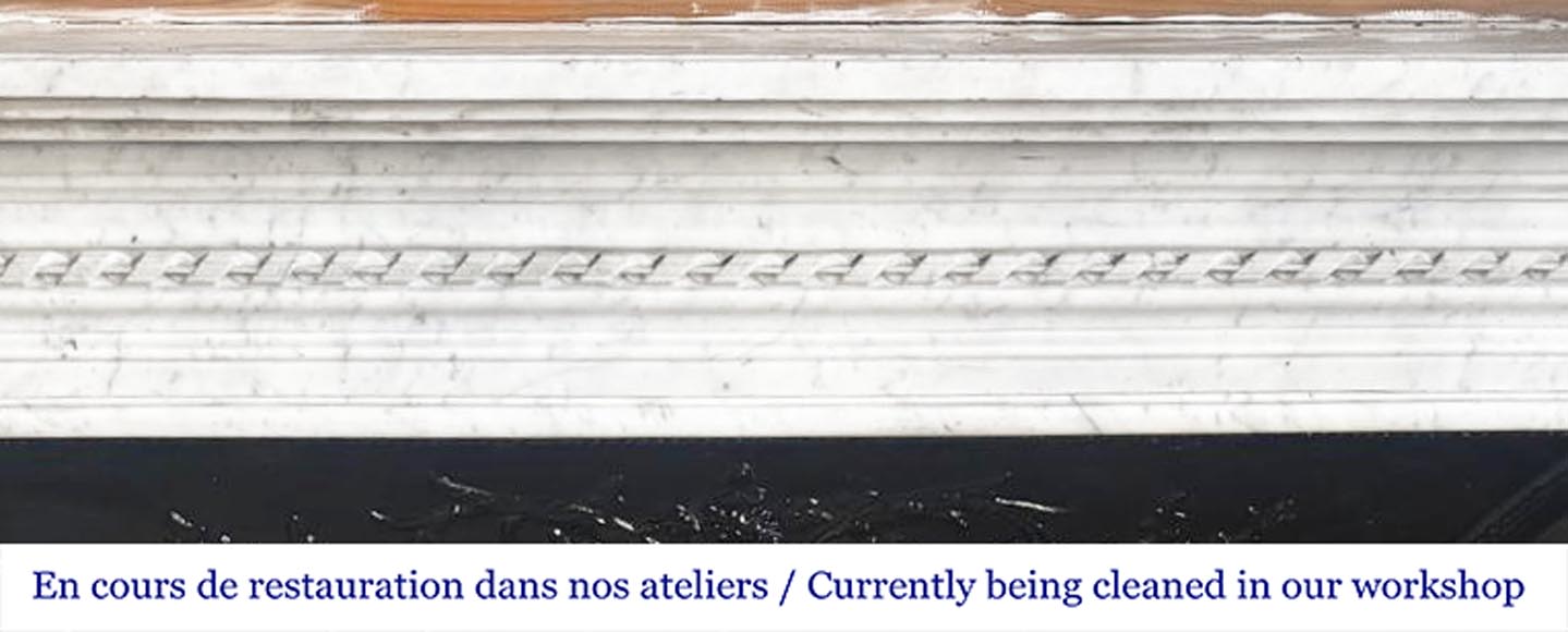 Cheminée de style Louis XVI en marbre de Carrare, à décor de rubans et de rosaces florales-1