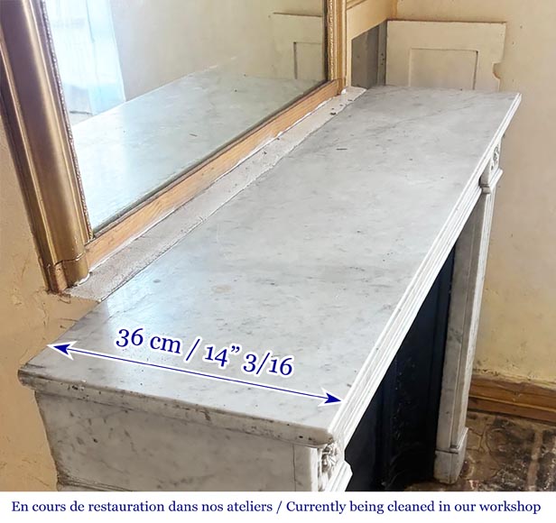 Cheminée de style Louis XVI en marbre de Carrare, à décor de rubans et de rosaces florales-7