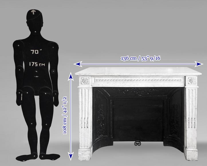 Cheminée de style Louis XVI en marbre de Carrare, à décor de rubans et de rosaces florales-8