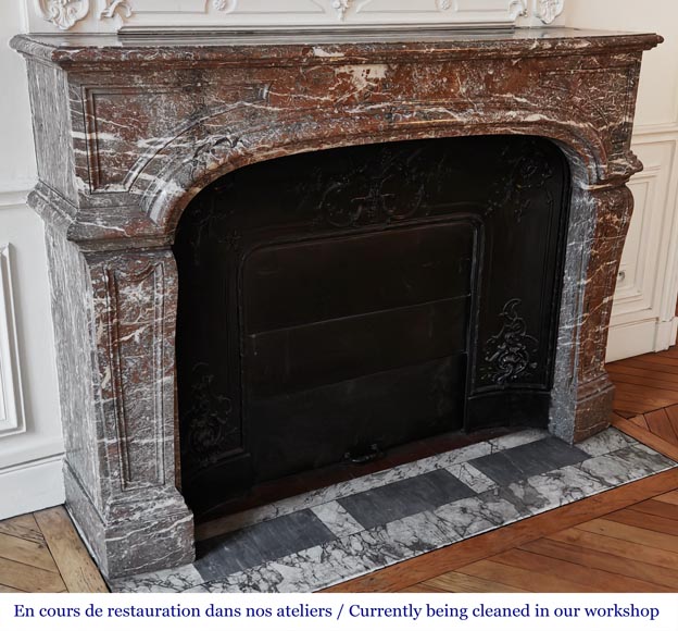 Importante cheminée de style Régence en marbre Rouge Royale Importante cheminée de style Régence en marbre Rouge Royale-2