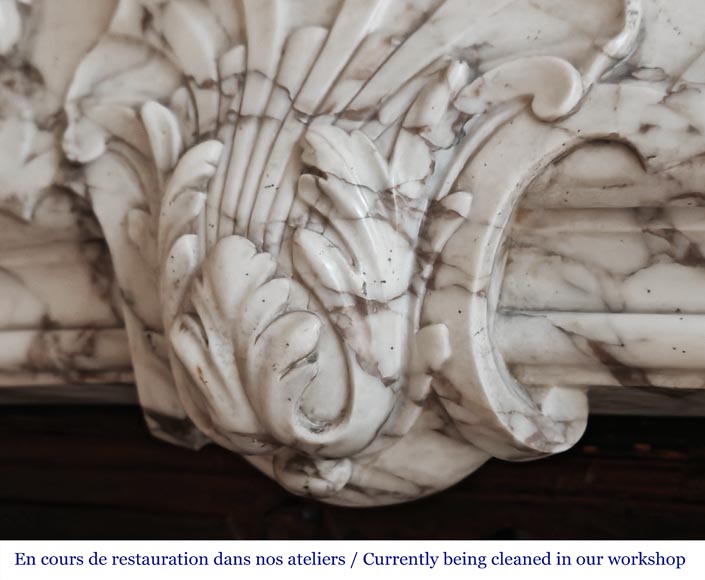 Importante cheminée de style Régence ornée d’une coquille, en marbre brèche violette-4