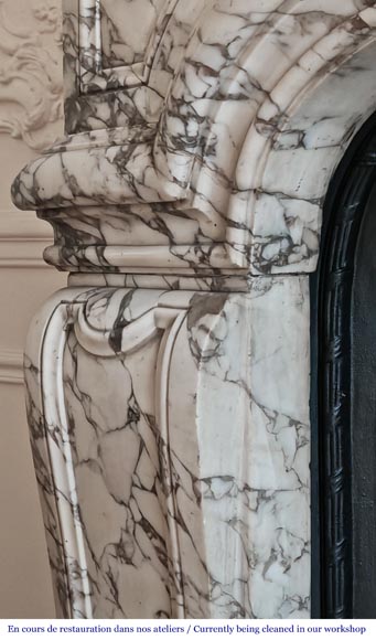 Importante cheminée de style Régence ornée d’une coquille, en marbre brèche violette-7