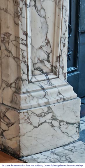 Importante cheminée de style Régence ornée d’une coquille, en marbre brèche violette-8