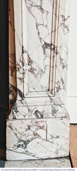 Importante cheminée de style Régence ornée d’une coquille, en marbre brèche violette-11