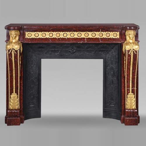 Cheminée de style Louis XVI en marbre rouge griotte et au décor de bronzes dorés