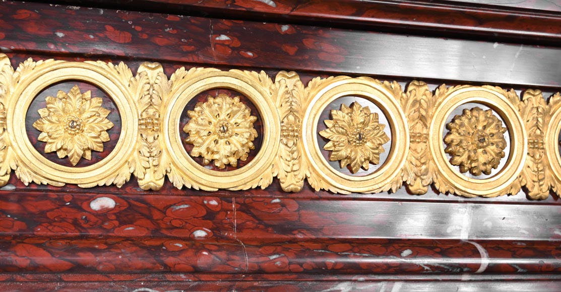 Cheminée de style Louis XVI en marbre rouge griotte et au décor de bronzes dorés Cheminée de style Louis XVI en marbre rouge griotte et au décor de bronzes dorés-2