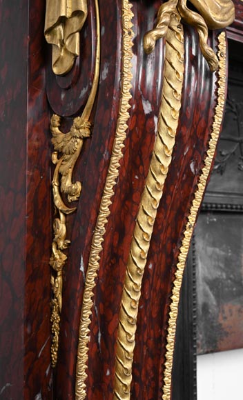 Cheminée de style Louis XVI en marbre rouge griotte et au décor de bronzes dorés Cheminée de style Louis XVI en marbre rouge griotte et au décor de bronzes dorés-6