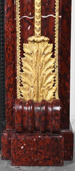 Cheminée de style Louis XVI en marbre rouge griotte et au décor de bronzes dorés Cheminée de style Louis XVI en marbre rouge griotte et au décor de bronzes dorés-11