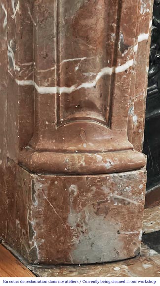 Cheminée de style Louis XV décorée d'une palmette, en marbre Rouge du Nord-5