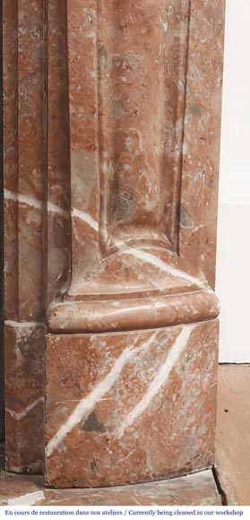 Cheminée de style Louis XV décorée d'une palmette, en marbre Rouge du Nord-8