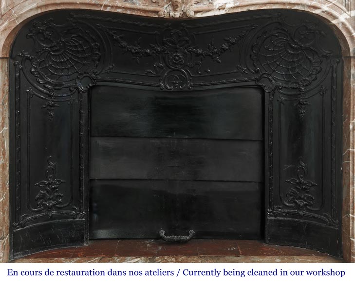 Cheminée de style Louis XV décorée d'une palmette, en marbre Rouge du Nord-9