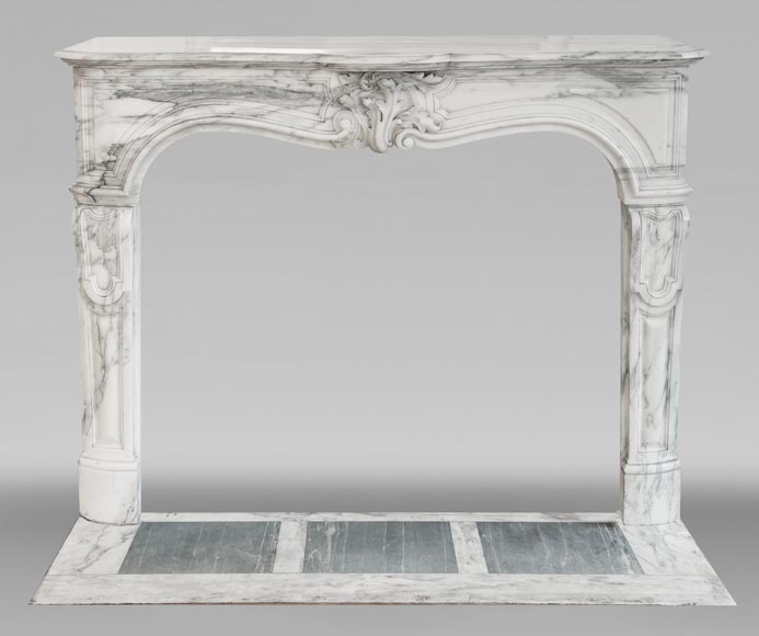 Cheminée de style Louis XV en marbre Arabescato, décorée d'une palmette asymétrique-0