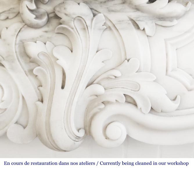 Cheminée de style Louis XV en marbre Arabescato, décorée d'une palmette asymétrique-3