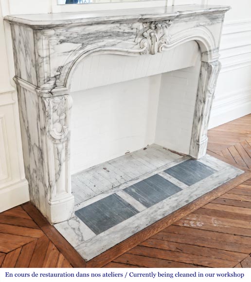 Cheminée de style Louis XV en marbre Arabescato, décorée d'une palmette asymétrique-4