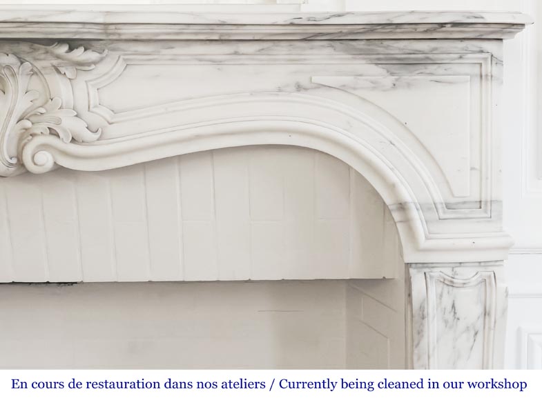 Cheminée de style Louis XV en marbre Arabescato, décorée d'une palmette asymétrique-9