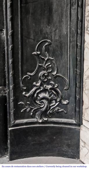 Importante cheminée de style Régence en marbre brèche violette-11