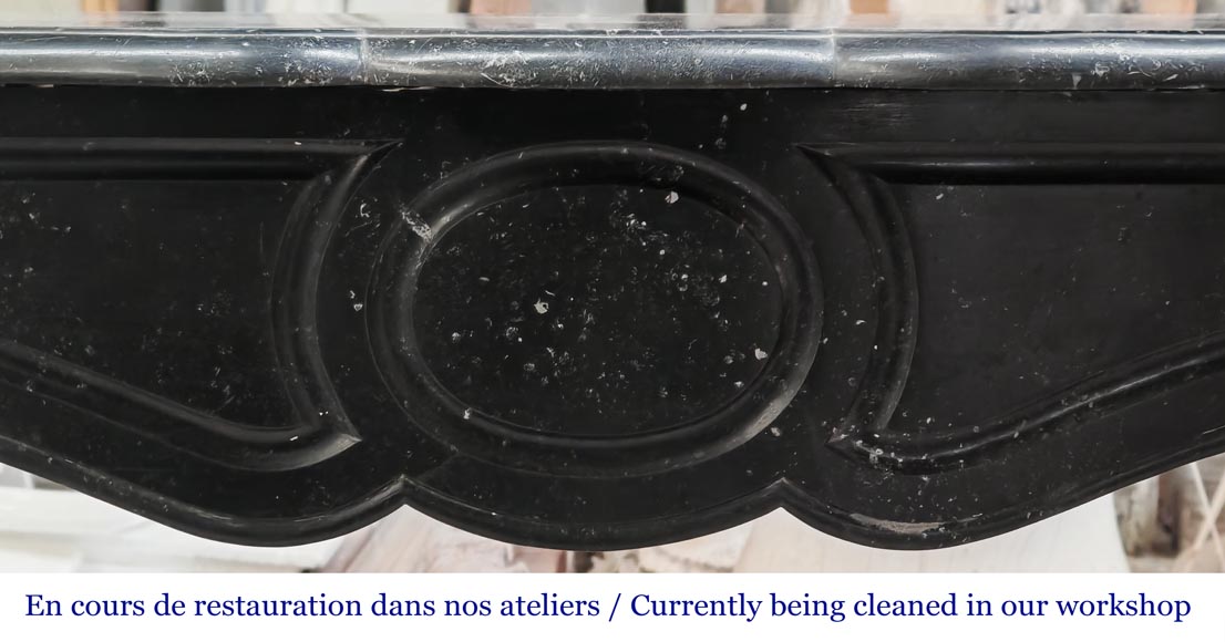 Cheminée de style Louis XV modèle Pompadour en marbre noir moucheté-1